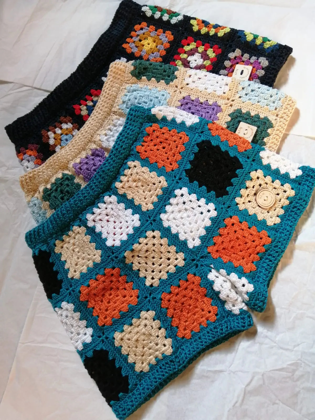 Vivi l'estate con stile con 'Enea', il nostro pantaloncino all'uncinetto. Realizzato in cotone, con un vivace motivo a piastrella, è l'ideale per i tuoi giorni più solari.