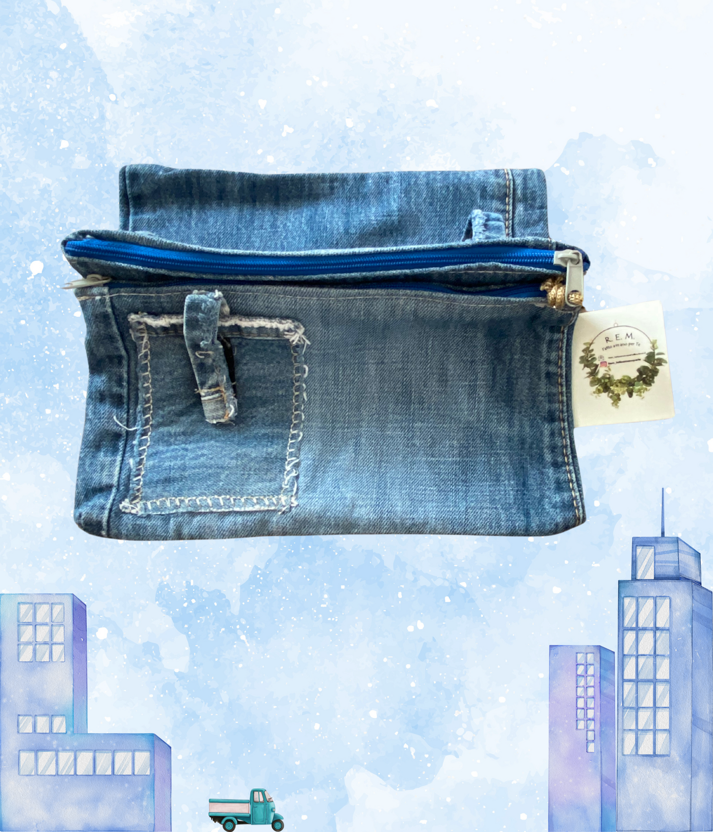 Scopri il nostro Borsello Jeans, l'accessorio ideale per chi desidera libertà e stile. Perfetto per tenere le mani libere, cucito a mano per un tocco personale e unico.