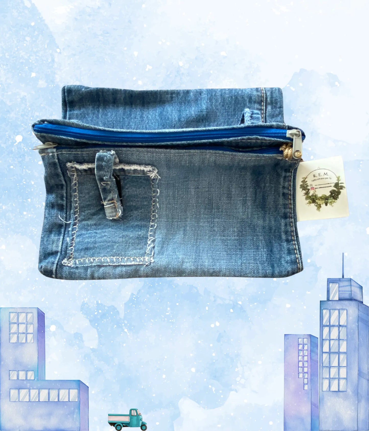 Scopri il nostro Borsello Jeans, l'accessorio ideale per chi desidera libertà e stile. Perfetto per tenere le mani libere, cucito a mano per un tocco personale e unico.