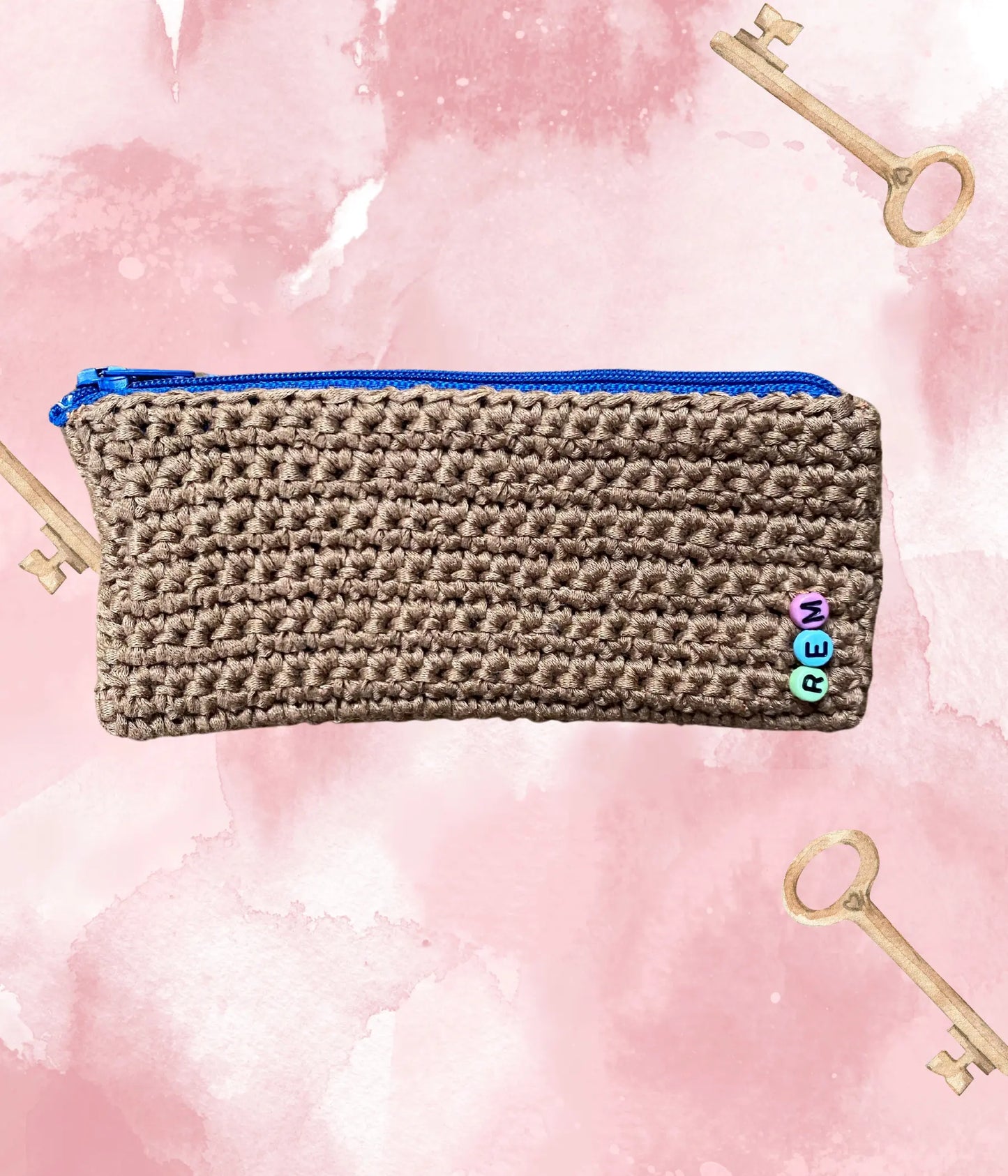 Proteggi le tue tasche e i tuoi oggetti personali con il nostro portachiavi chiuso all'uncinetto. Realizzato in cotone e metallo, è l'accessorio ideale per custodire le chiavi con cura e eleganza.