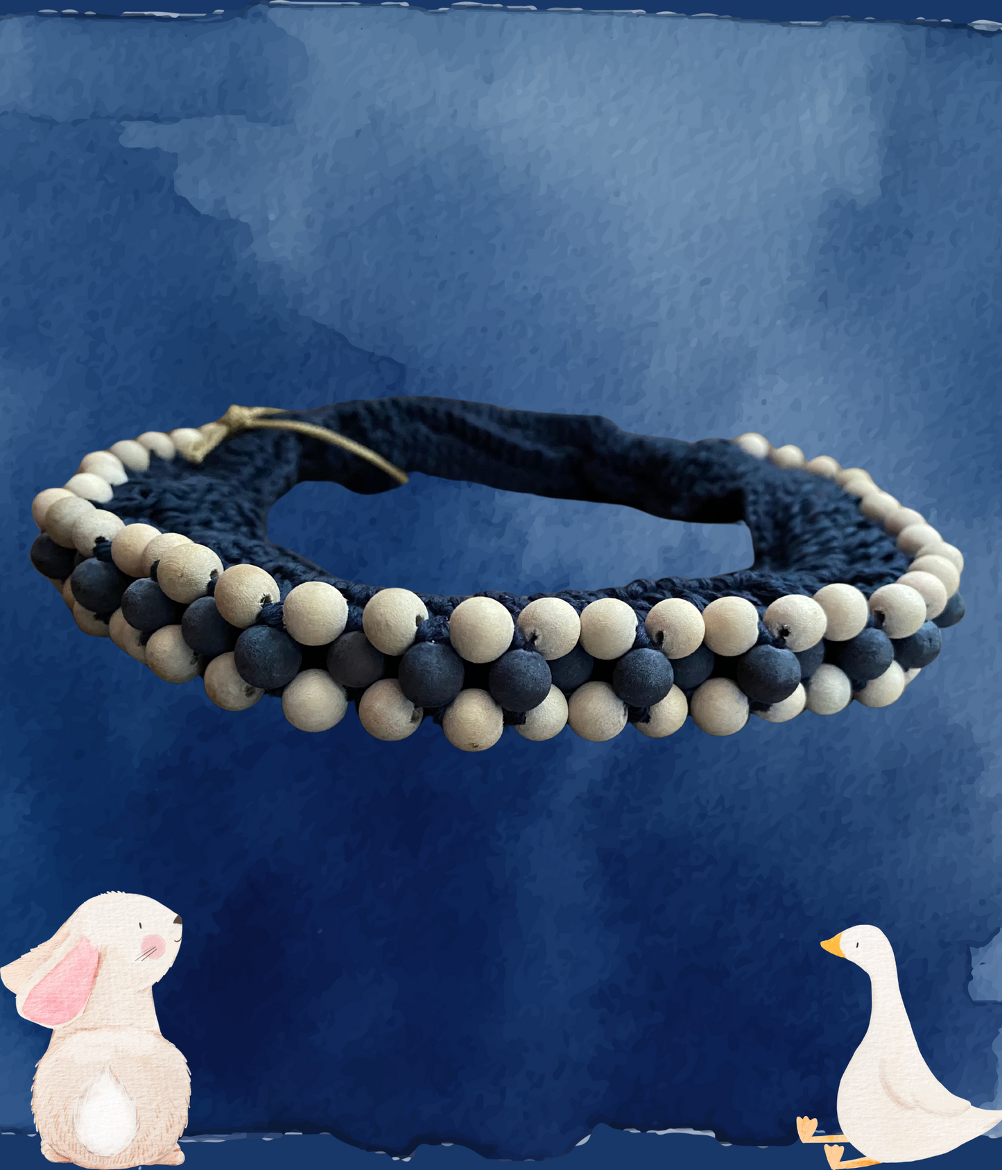 Scopri il nostro cerchietto elastico all'uncinetto, impreziosito da una decorazione in legno. Perfetto per un look naturale e comodo, realizzato a mano per un tocco unico.