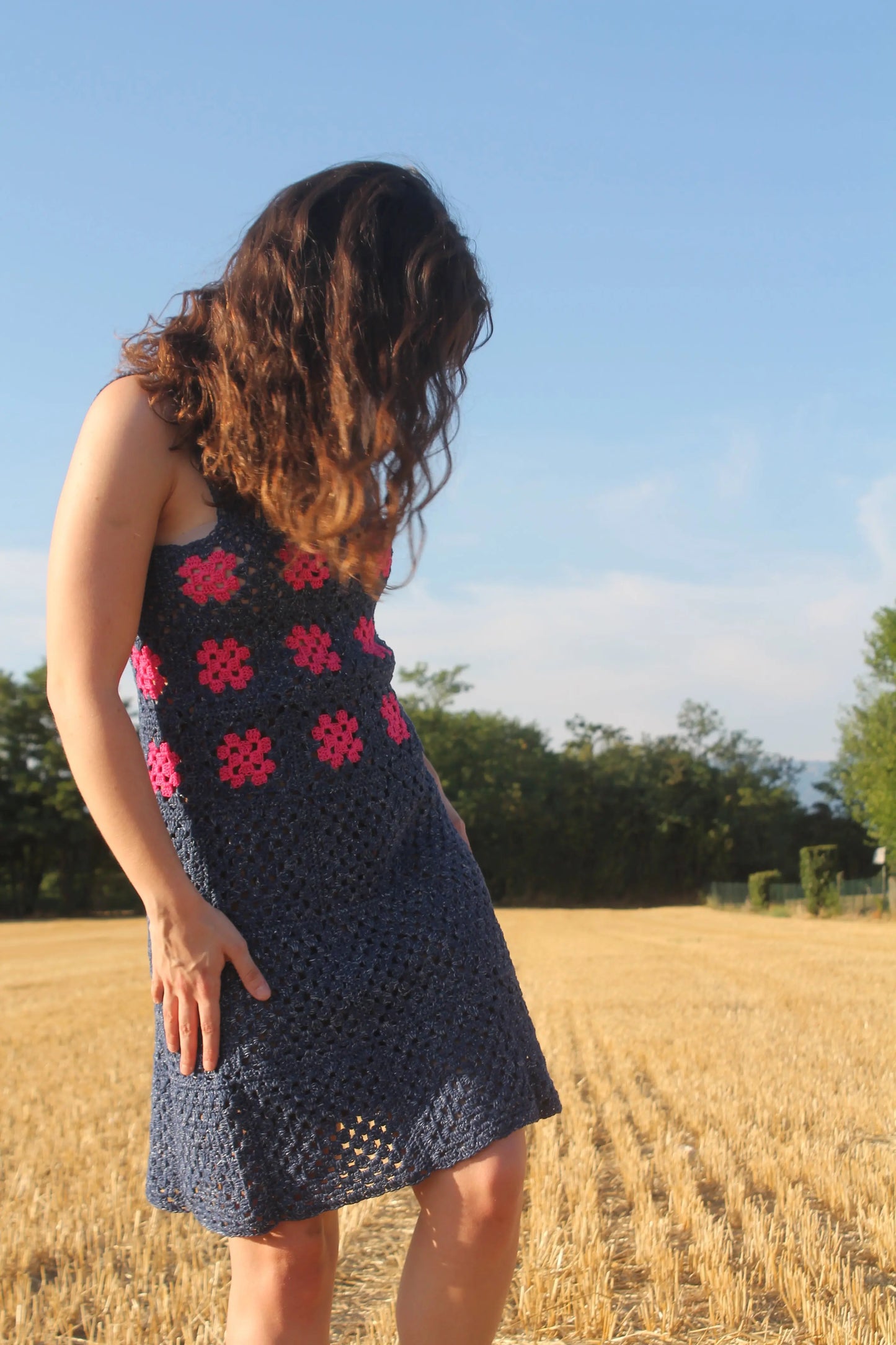 Vivi l'estate con stile con l'abito prendisole 'Andrea', creato a mano con un esclusivo motivo a piastrelle all'uncinetto. Fresco, comodo e perfetto per ogni occasione sotto il sole.