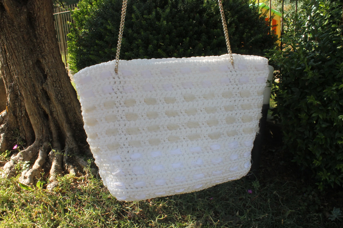 Scopri 'Berta', la nostra borsa estiva artigianale, spaziosa e raffinata con dettagli in organza e chiffon e tracolla in catena di ottone. Perfetta per la spiaggia o per una giornata in città.