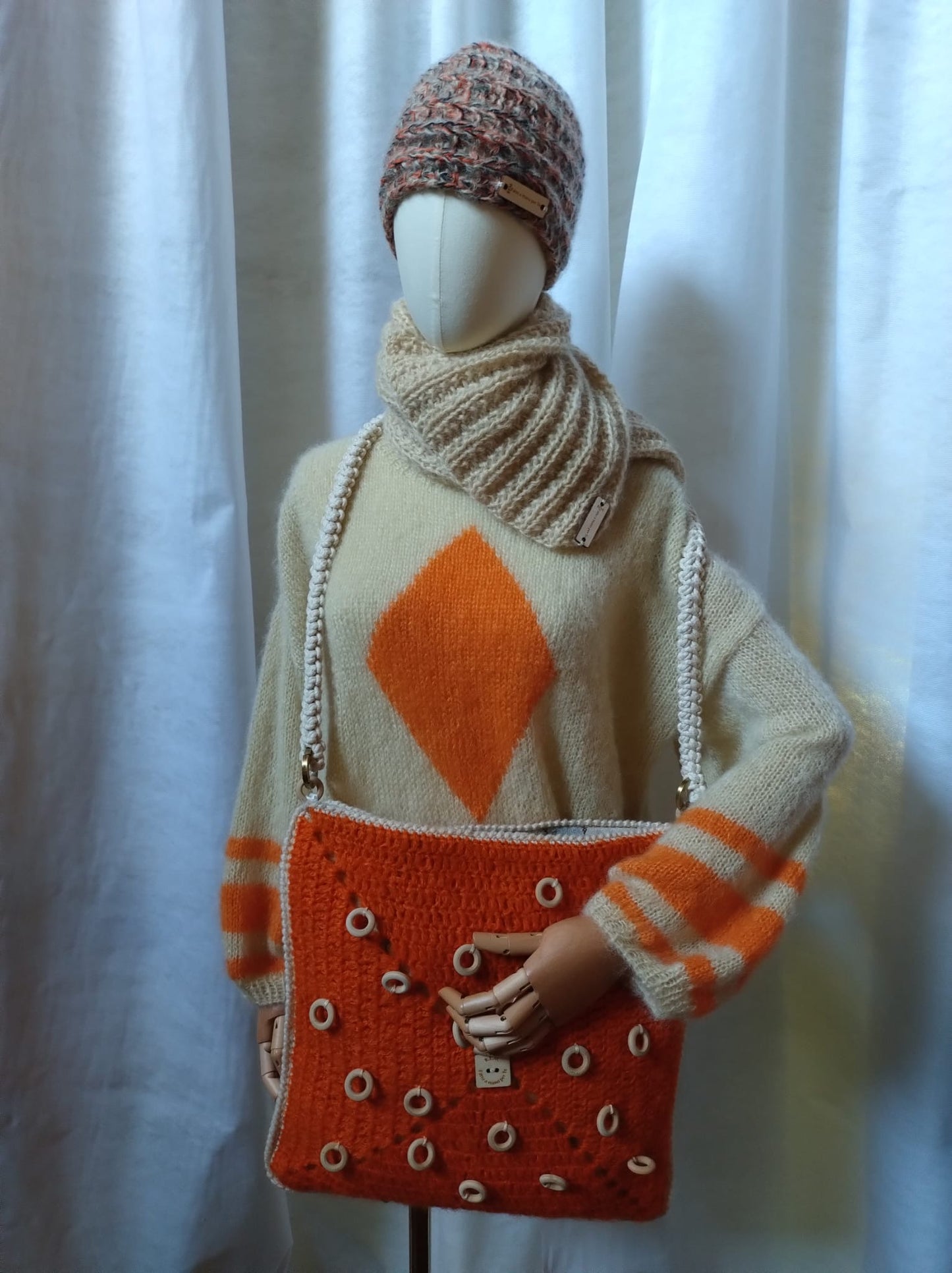 Biagina maglia. Modello scatolina. Taglia unica. Realizzata in morbidissimo mohair-seta. Tecnica ferri. Gr. 250.