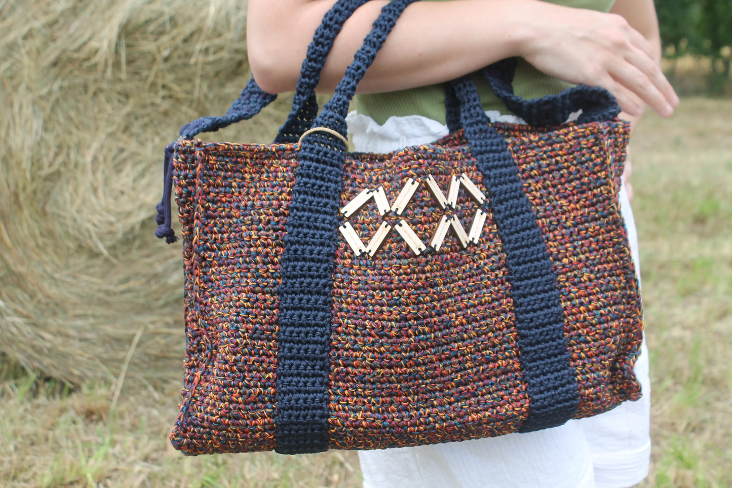 Scopri 'Camilla', la nostra borsa artigianale all'uncinetto, perfetta per la custodia del tuo PC. Realizzata in cotone con maniglie di lunghezze diverse per massima comodità.