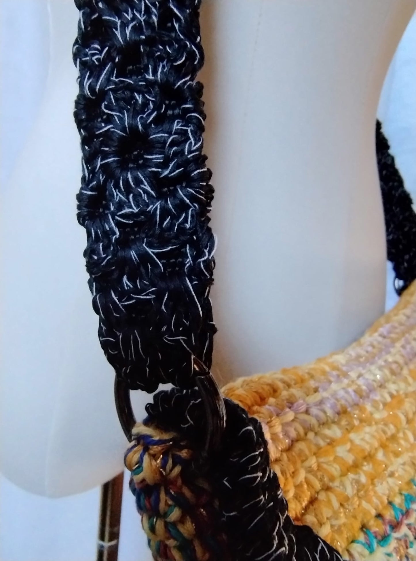 Cleopatra borsa. Realizzata in cotone. Tecnica uncinetto. Multicolore. Taschino interno. Tracolla minipiastrelline. Moschettoni e bottone gigante. Cm. 29x17x10.