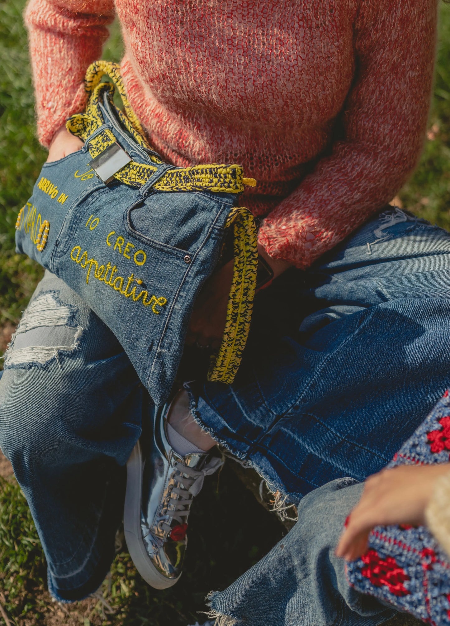 Esprimiti con 'Rita', la nostra borsa unica realizzata da un vecchio jeans, dipinta e ricamata a mano. Misurando 25cmX42cm, è un simbolo di stile sostenibile e personale.