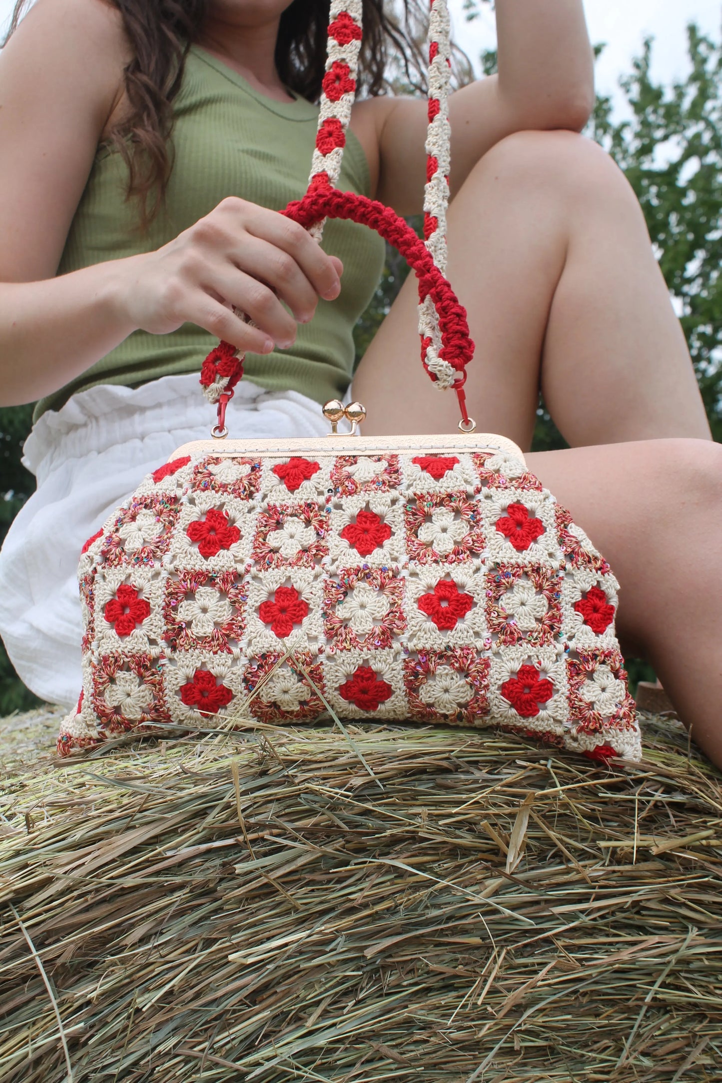 Scopri la raffinatezza di 'Iside', la nostra borsa mini con piastrelle all'uncinetto. Perfetta per serate eleganti, questa borsa in cotone con chiusura clik clak è un vero gioiello di stile.