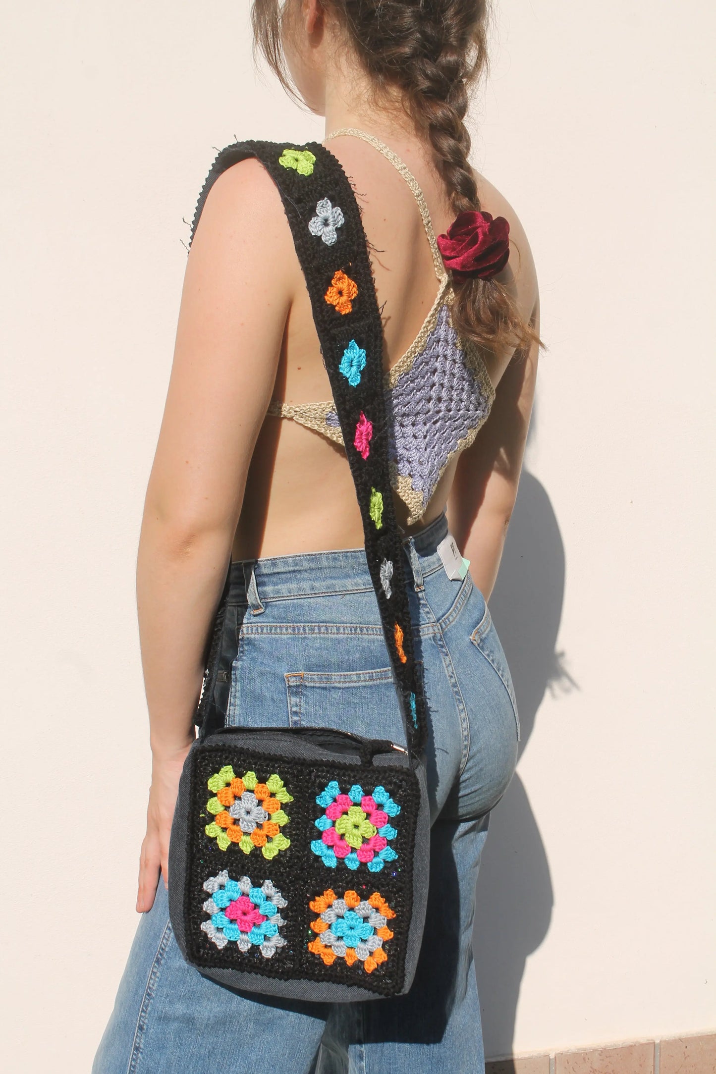 Scopri 'Leandra', la nostra borsa colorata e compatta, realizzata con cotone e jeans riutilizzato. Un capolavoro artigianale perfetto per aggiungere un tocco di allegria a ogni outfit.