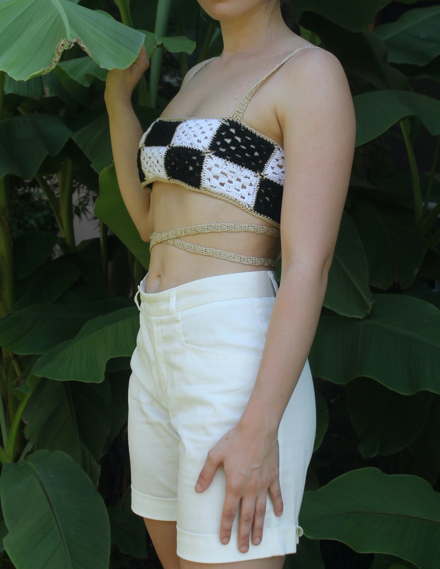 Esplora i confini dello stile con 'Lucio', il nostro mini top all'uncinetto. Realizzato in cotone con un design unico a mini piastrelle, è perfetto per trasformare ogni look da sportivo a elegante.