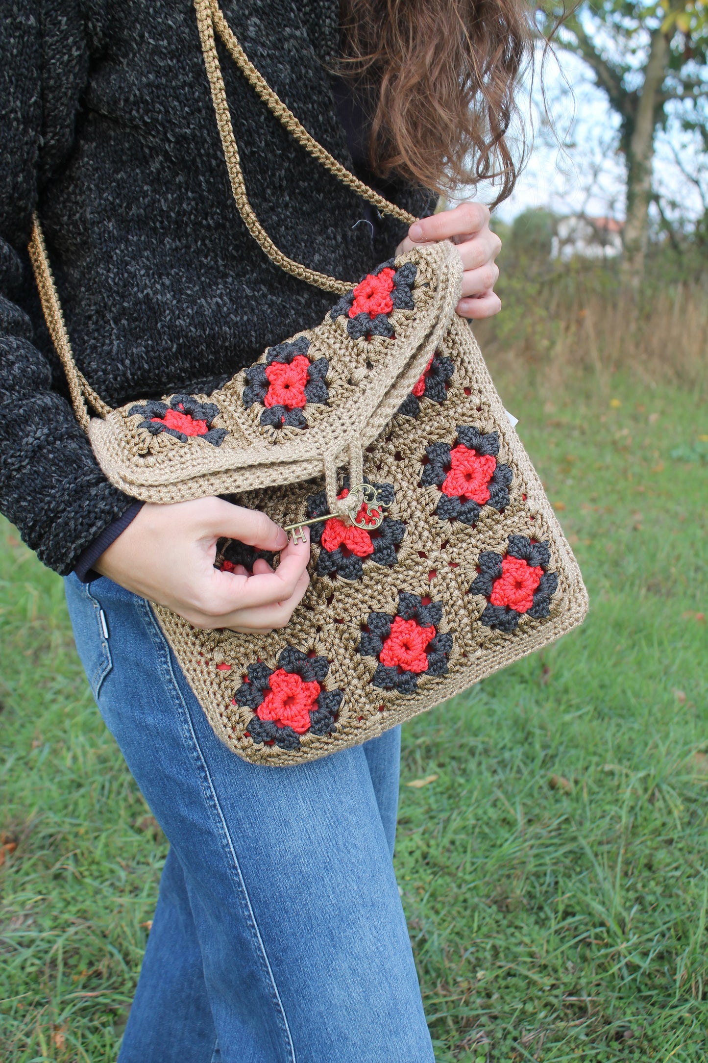 Scopri 'Ottavia', la nostra borsa a tracolla unica nel suo genere, realizzata a mano in spighetta con una insolita chiusura a chiave. Dimensioni di 28cmX28cm, perfetta per avventure quotidiane.