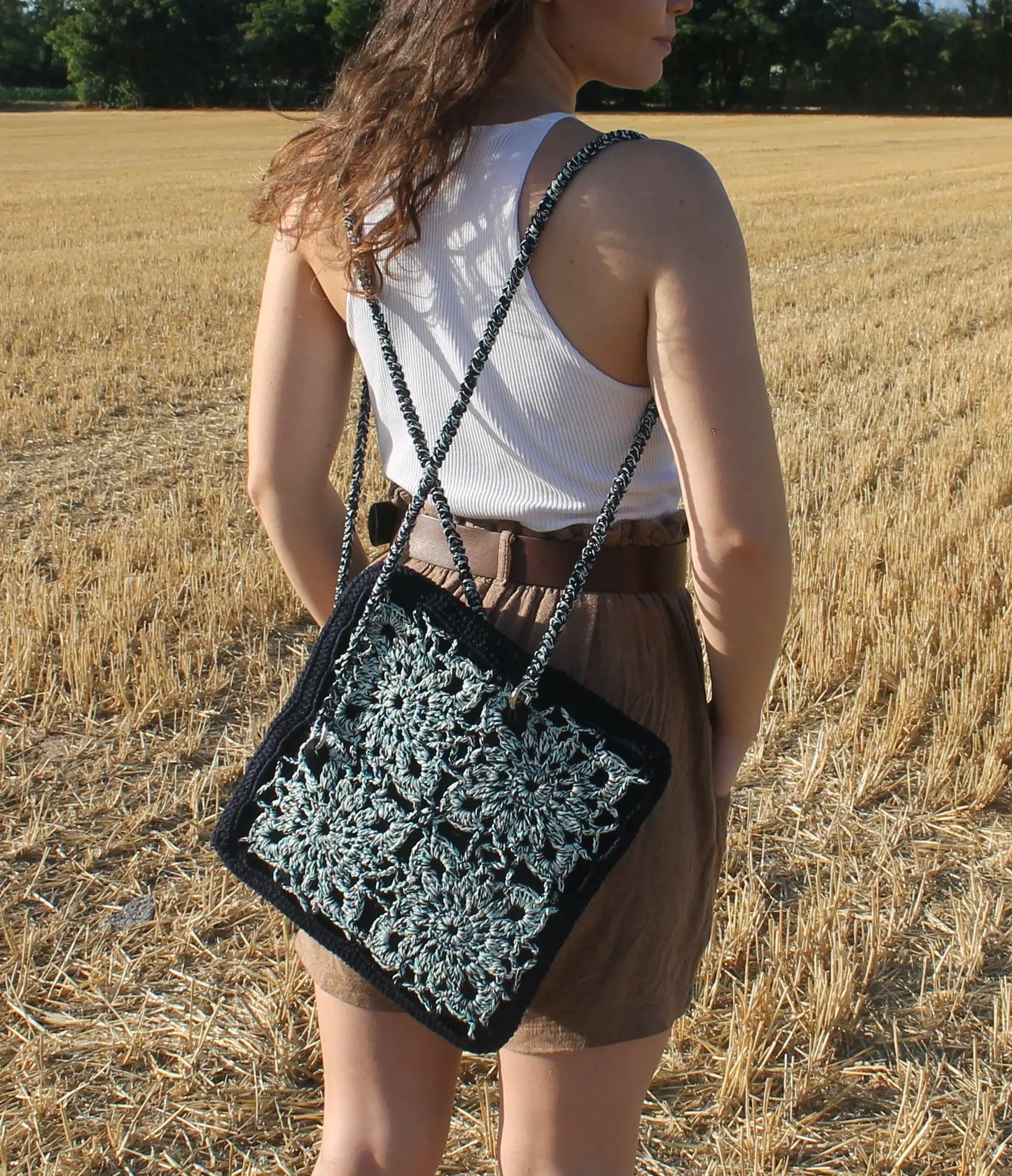 Parti per le tue avventure con 'Roberta', la nostra borsa all'uncinetto, una rielaborazione creativa delle piastrelle. Misura 32cmX32cm, perfetta per accompagnarti ovunque, anche in valigia.