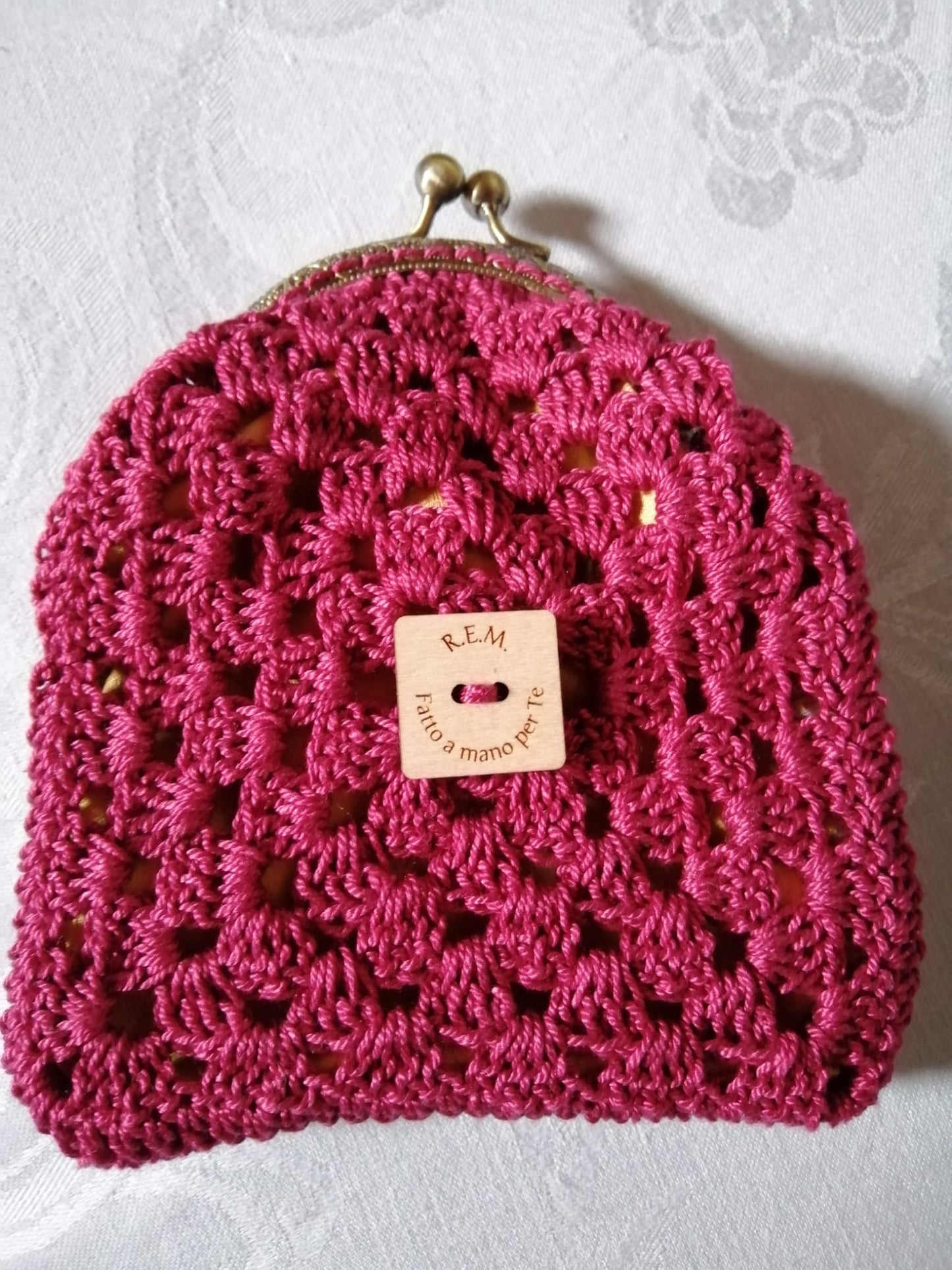 Porta un tocco di colore nella tua giornata con 'Piero', il nostro portamonete all'uncinetto. Realizzato a mano in cotone e dotato di una pratica chiusura clik clak, è il compagno perfetto per ogni avventura.