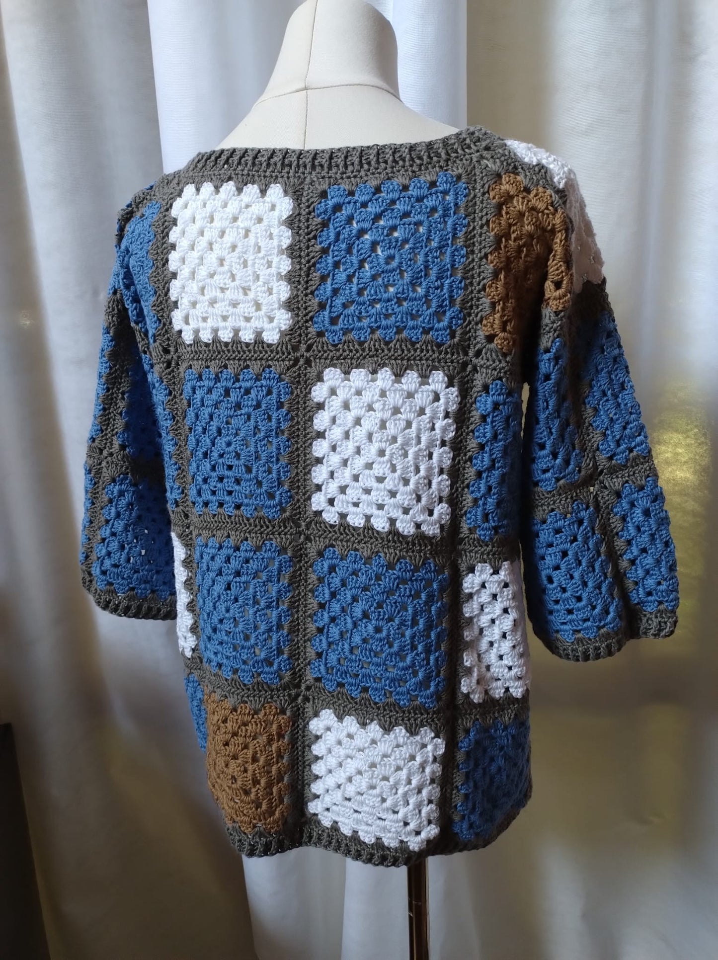 Serie 'Elisabetta' Maglia all’uncinetto - Esplosione di Colore e Stile Sostenibile