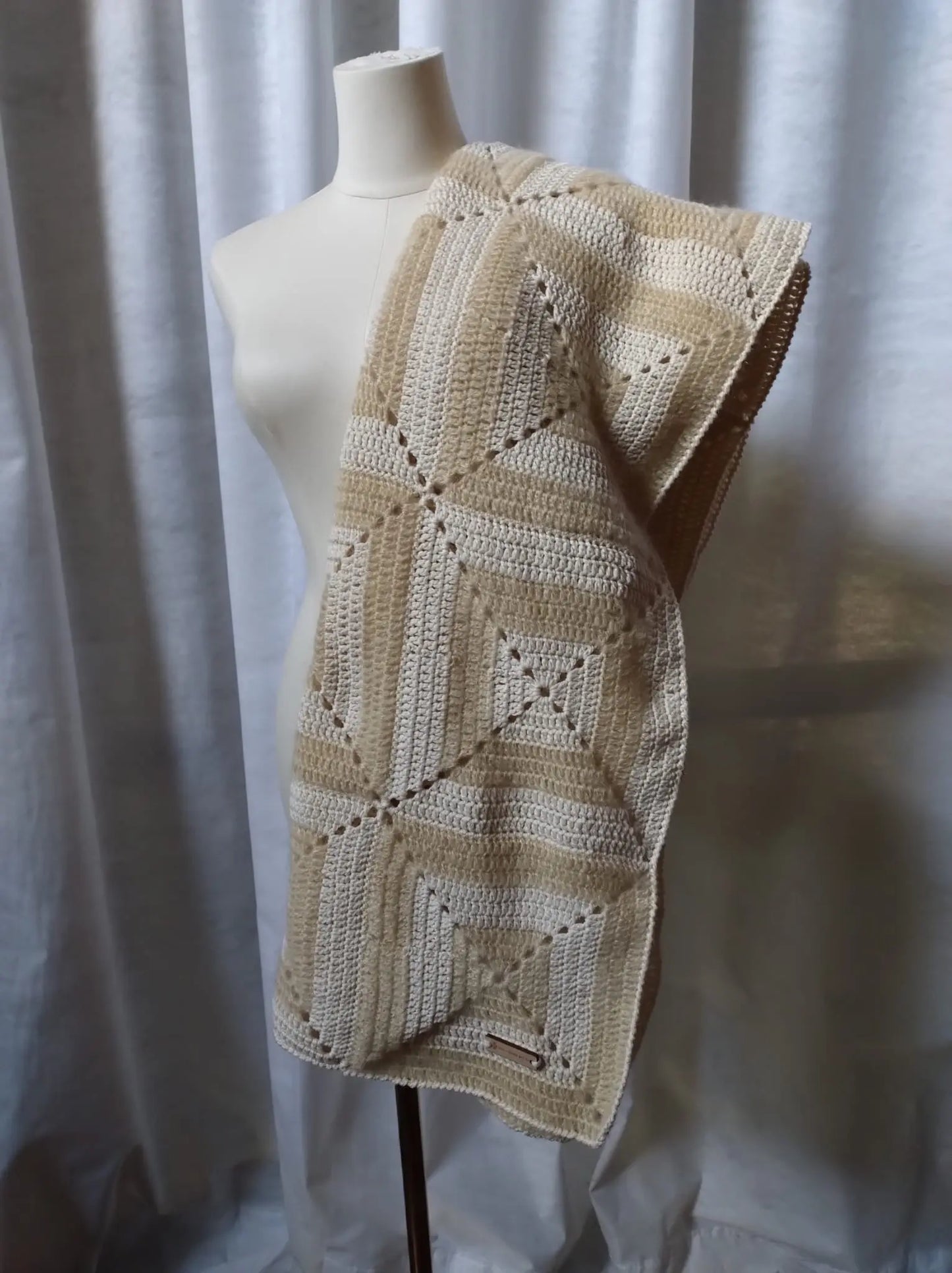 Leonilde - Coperta da divano uncinetto che racchiude un capolavoro di comfort e raffinatezza REM fatto a mano per te
