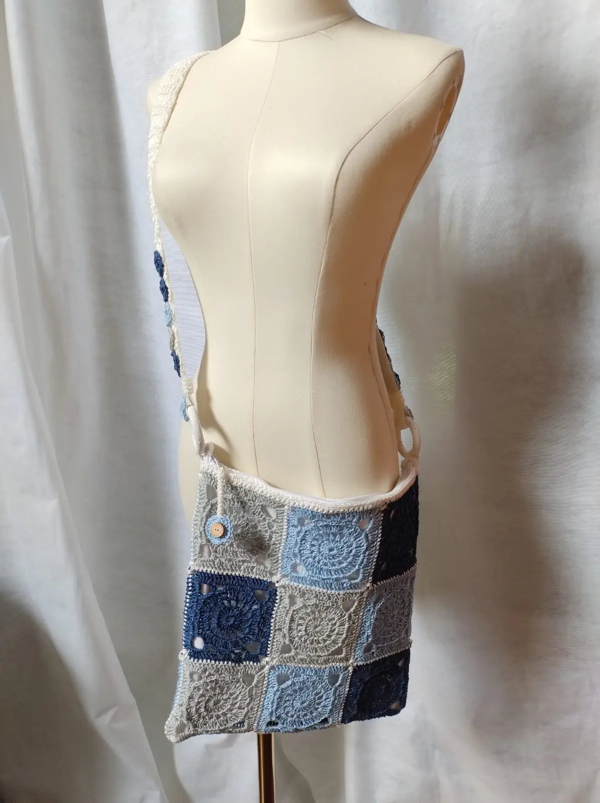 Borsa Lina indossata da una donna