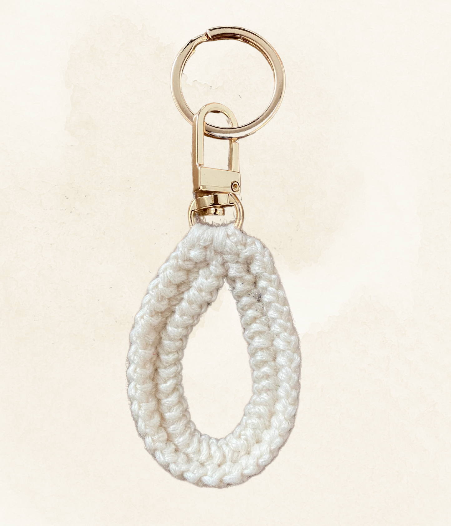 Porta un tocco di morbidezza e praticità nella tua giornata con il nostro portachiavi all'uncinetto. Realizzato in cotone e metallo, è l'accessorio perfetto per tenere le tue chiavi in ordine senza ingombro.