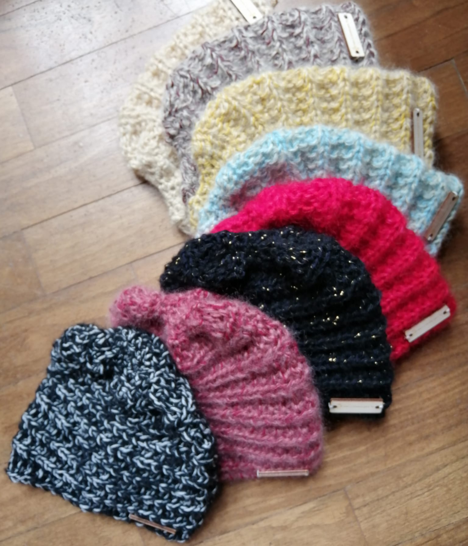 Cuffie e cappelli all'uncinetto unici e realizzati a mano