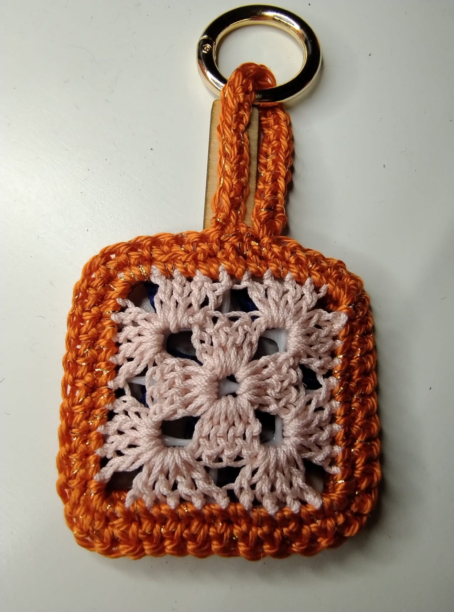 ‘Tiberio’ Portachiavi - Creatività e Stile in una Piastrellina