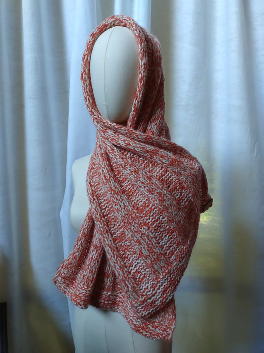 Incontra Carlotta, la sciarpa che ti avvolgerà in un caldo abbraccio. Realizzata a mano con i filati più pregiati, Carlotta è un accessorio indispensabile per l'inverno.