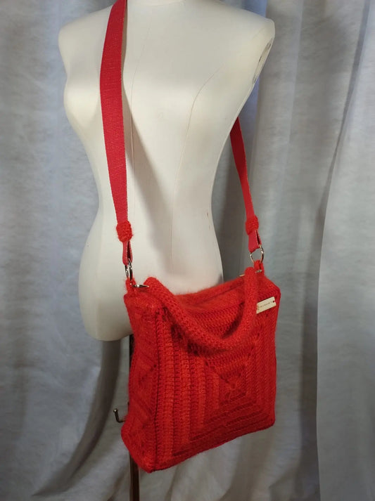 Maura – Borsa uncinetto Artigianale in Lana Merino e Mohair-Seta, Variante Rosso REM fatto a mano per te