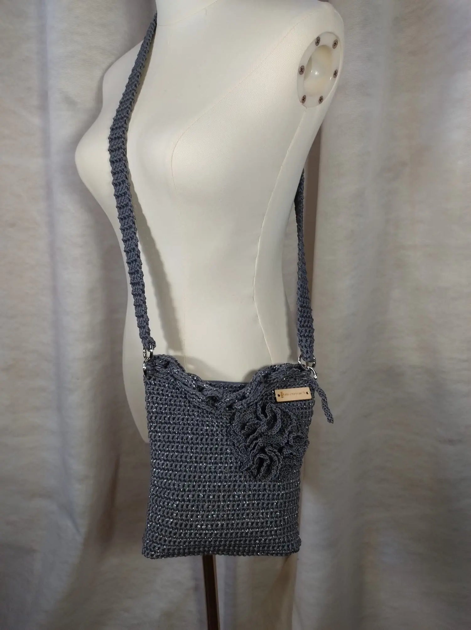 Gabriellina – Borsa uncinetto Artigianale in Cotone e Lamé con Decoro Floreale REM fatto a mano per te