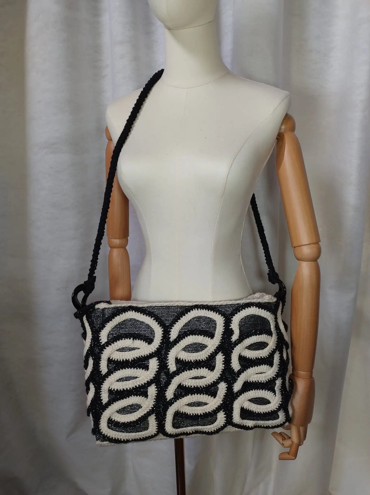 ‘Luisa’ Borsa all'Uncinetto - Un Capolavoro in Lana con Motivo Black and White rem_fattoamanoperte
