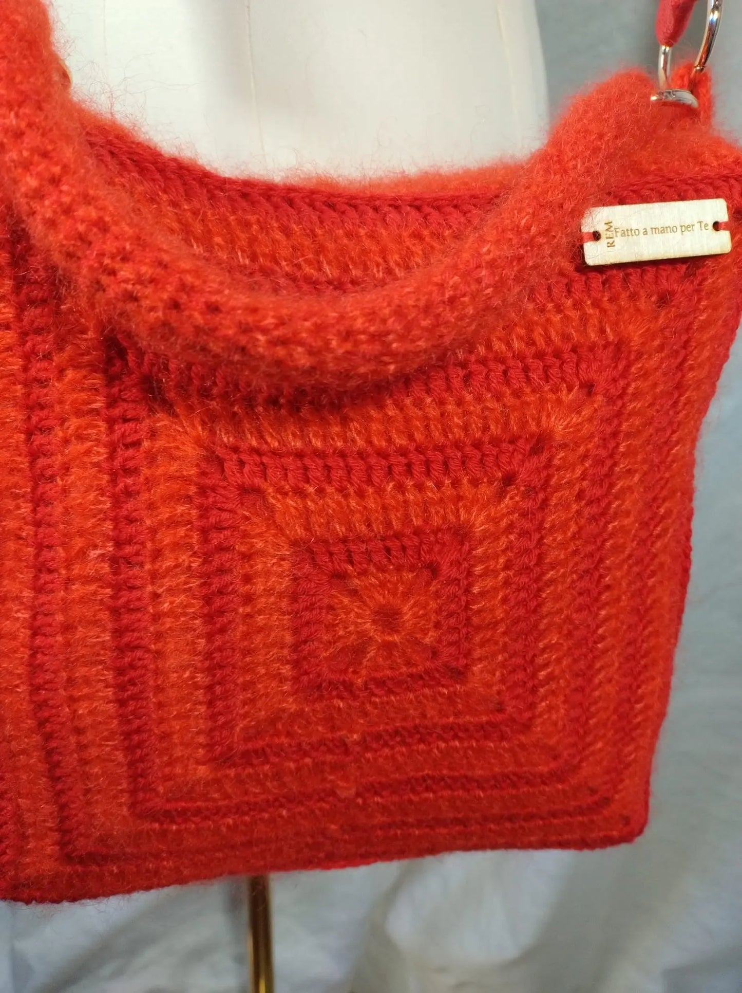 Maura – Borsa uncinetto Artigianale in Lana Merino e Mohair-Seta, Variante Rosso REM fatto a mano per te