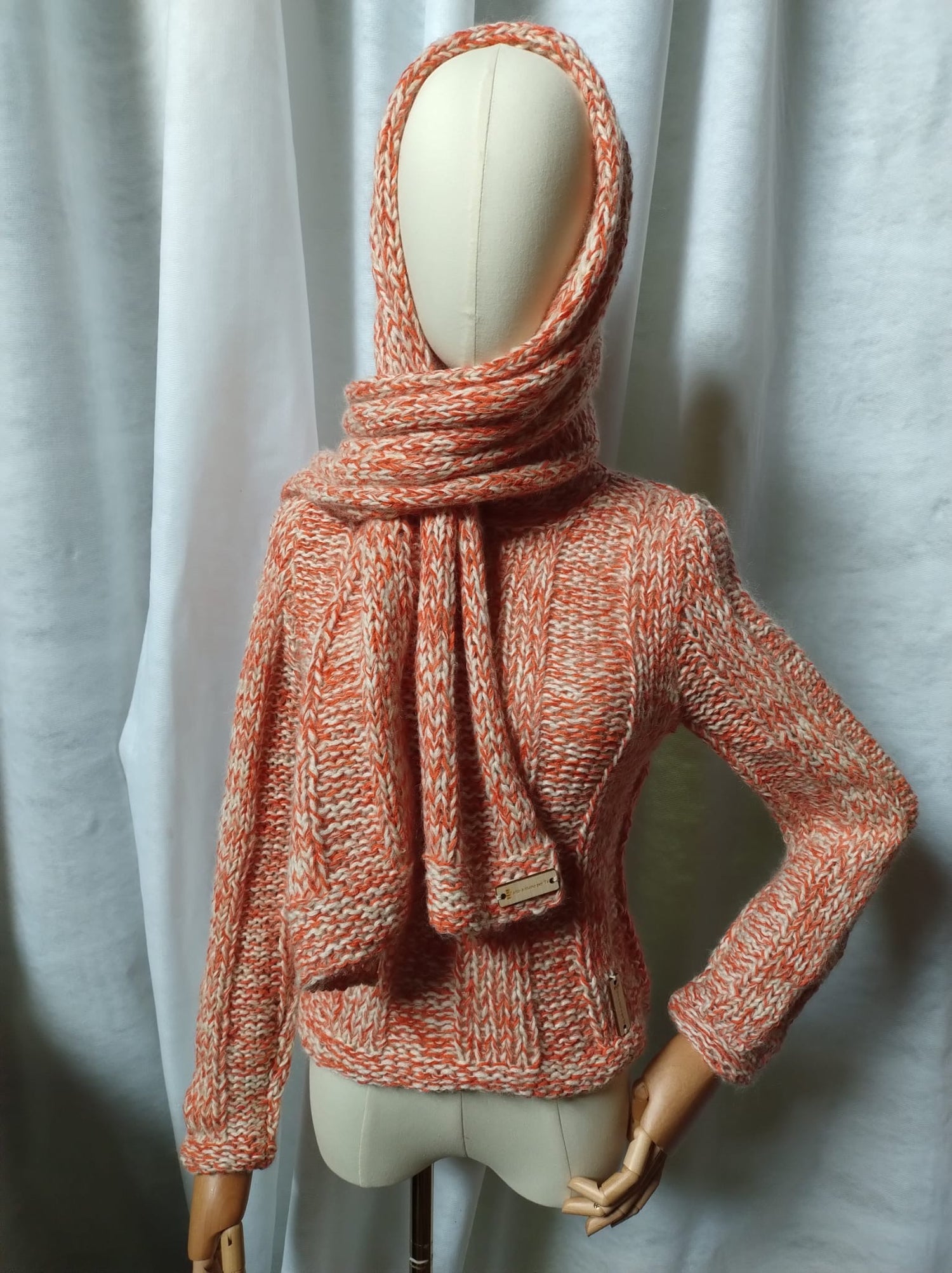 Incontra Carla, la maglia che unisce raffinatezza e comfort. Realizzata a mano con i filati più pregiati, Carla è il capo perfetto per le giornate fredde.