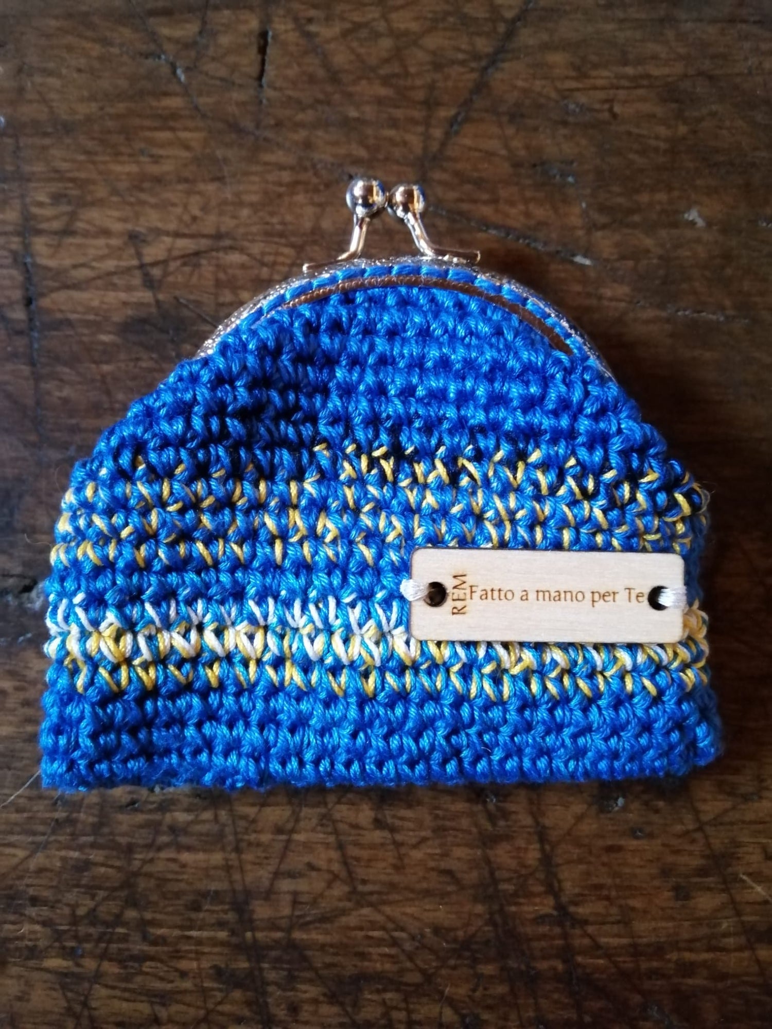 Porta un tocco di colore nella tua giornata con 'Piero', il nostro portamonete all'uncinetto. Realizzato a mano in cotone e dotato di una pratica chiusura clik clak, è il compagno perfetto per ogni avventura.