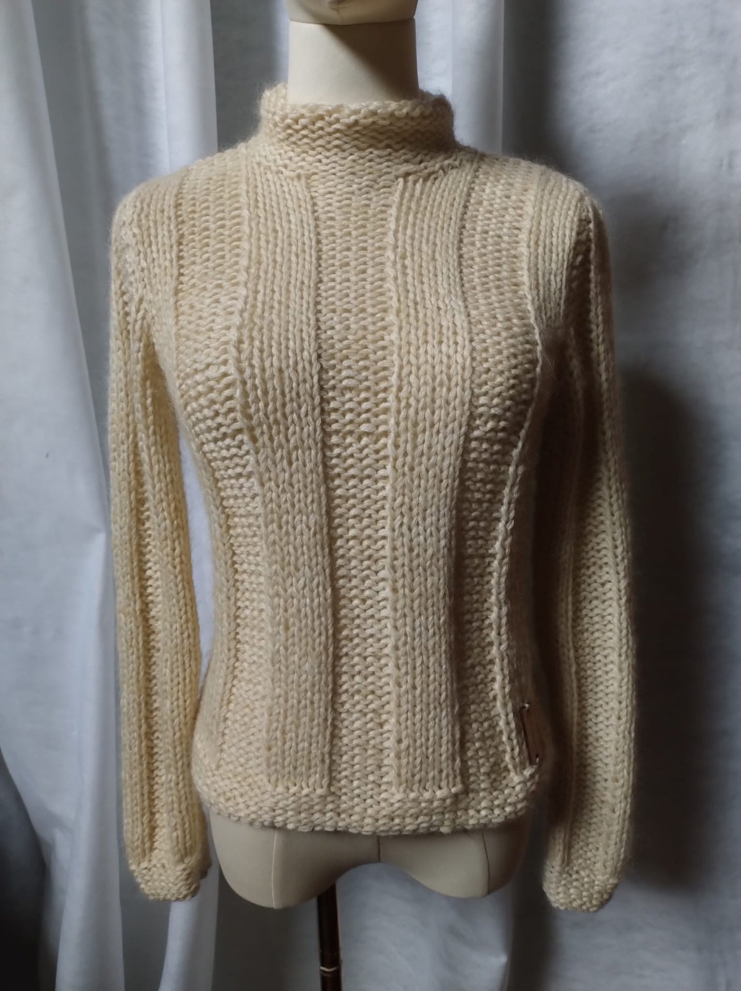 Incontra Carla, la maglia che unisce raffinatezza e comfort. Realizzata a mano con i filati più pregiati, Carla è il capo perfetto per le giornate fredde.