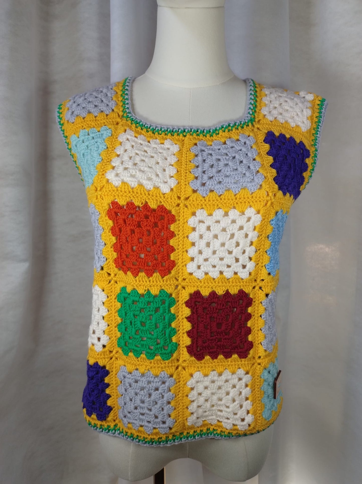 'Gil' Gilet all'Uncinetto in Lana Mistral - Calore e Allegria per il Tuo Stile