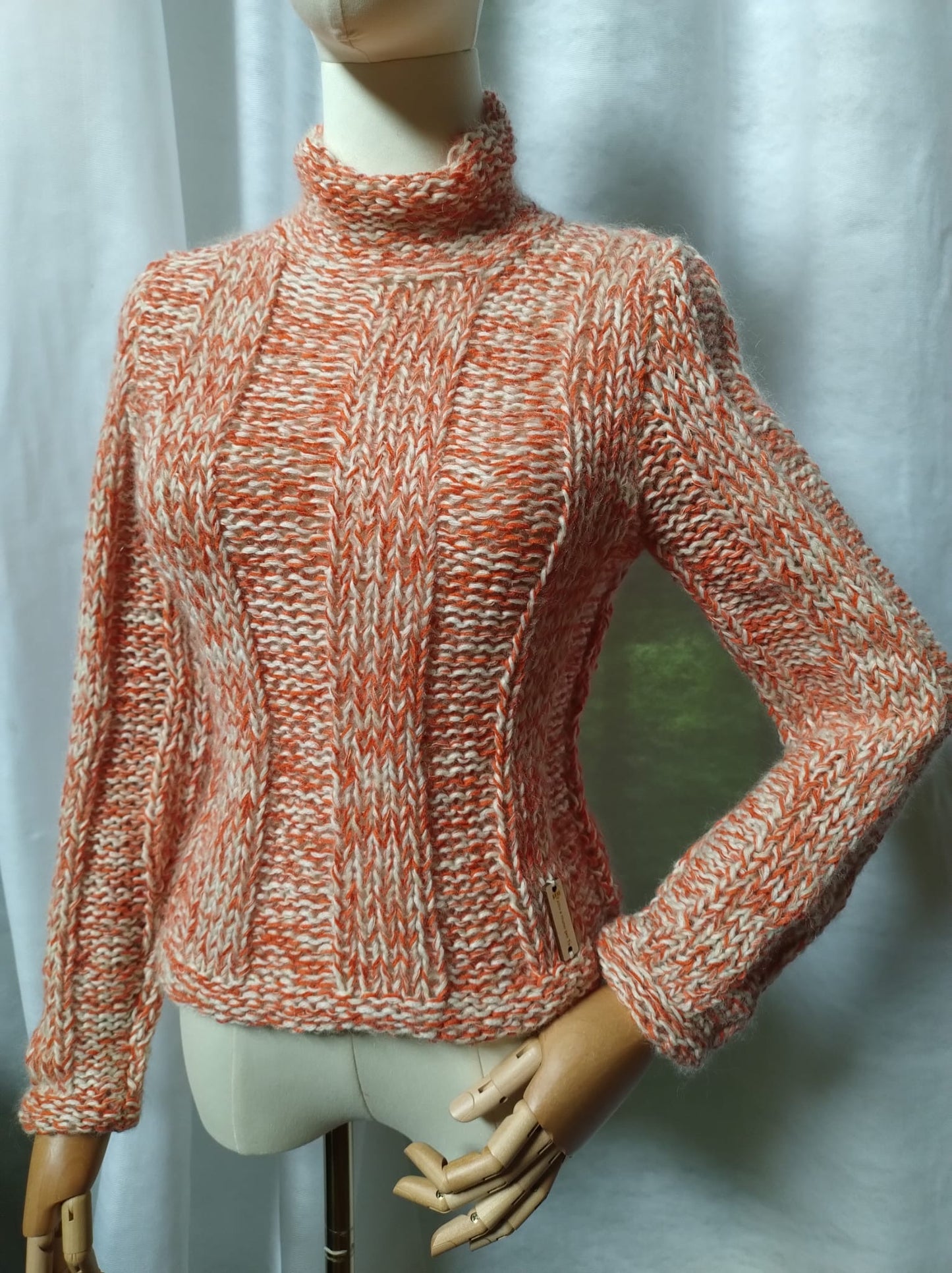 Incontra Carla, la maglia che unisce raffinatezza e comfort. Realizzata a mano con i filati più pregiati, Carla è il capo perfetto per le giornate fredde.