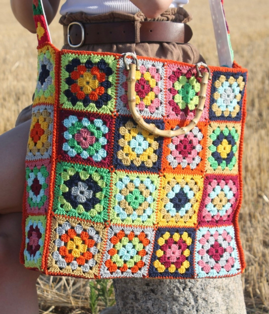 Scopri 'Mila', la nostra borsa a piastrelle in cotone, caratterizzata da un manico in bambù. Una vera esplosione di colori per aggiungere un tocco unico e sostenibile al tuo stile.