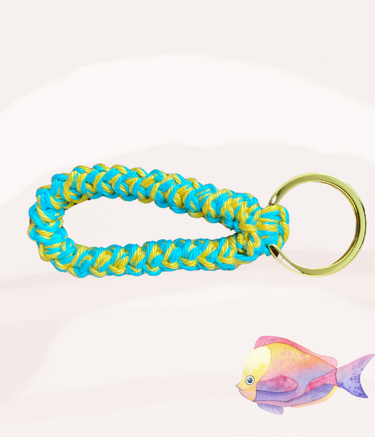 Porta un tocco di morbidezza e praticità nella tua giornata con il nostro portachiavi all'uncinetto. Realizzato in cotone e metallo, è l'accessorio perfetto per tenere le tue chiavi in ordine senza ingombro.