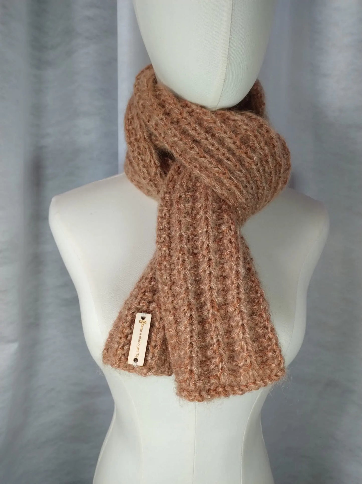 'Cassandra' Sciarpa in Seta, Mohair e Lana Merino - Calore e Stile per Ogni Look rem_fattoamanoperte