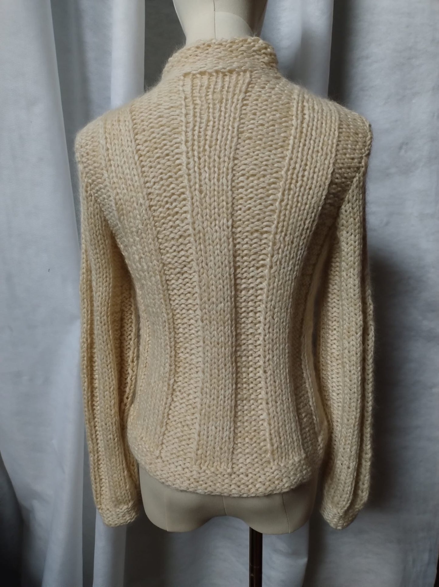 Incontra Carla, la maglia che unisce raffinatezza e comfort. Realizzata a mano con i filati più pregiati, Carla è il capo perfetto per le giornate fredde.