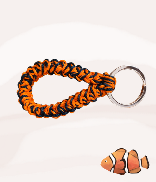 Porta un tocco di morbidezza e praticità nella tua giornata con il nostro portachiavi all'uncinetto. Realizzato in cotone e metallo, è l'accessorio perfetto per tenere le tue chiavi in ordine senza ingombro.