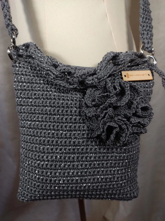 Gabriellina – Borsa uncinetto Artigianale in Cotone e Lamé con Decoro Floreale REM fatto a mano per te