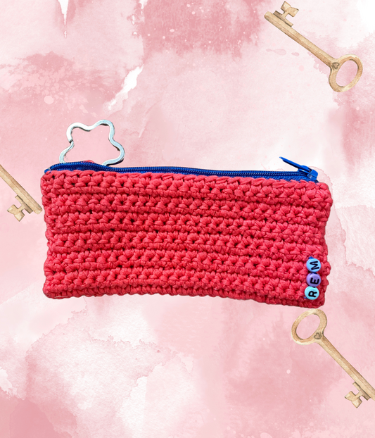 Proteggi le tue tasche e i tuoi oggetti personali con il nostro portachiavi chiuso all'uncinetto. Realizzato in cotone e metallo, è l'accessorio ideale per custodire le chiavi con cura e eleganza.