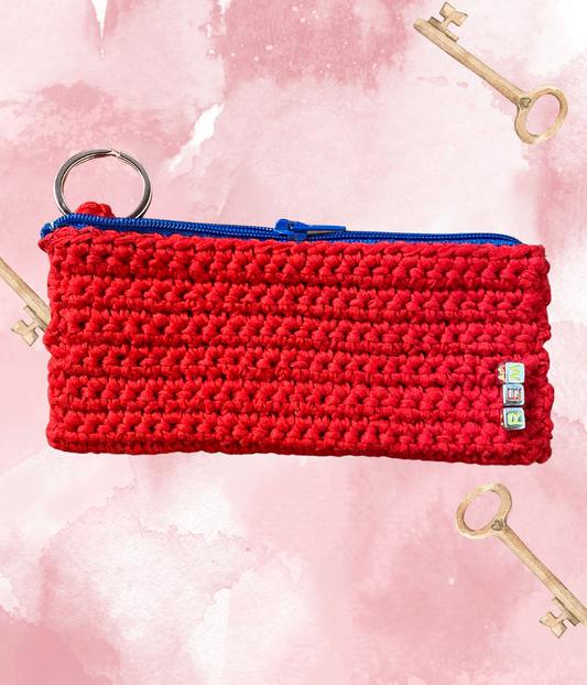 Proteggi le tue tasche e i tuoi oggetti personali con il nostro portachiavi chiuso all'uncinetto. Realizzato in cotone e metallo, è l'accessorio ideale per custodire le chiavi con cura e eleganza.