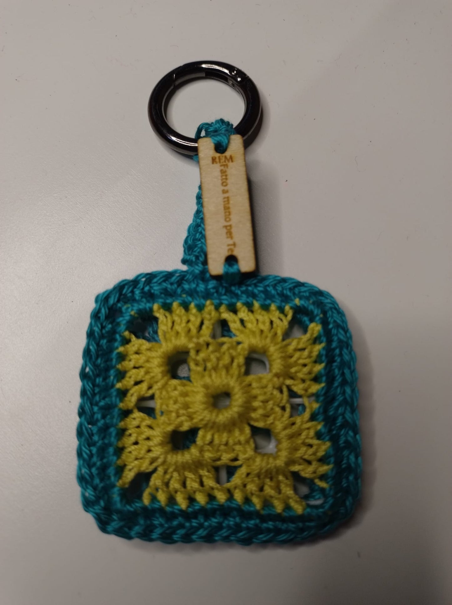 ‘Tiberio’ Portachiavi - Creatività e Stile in una Piastrellina