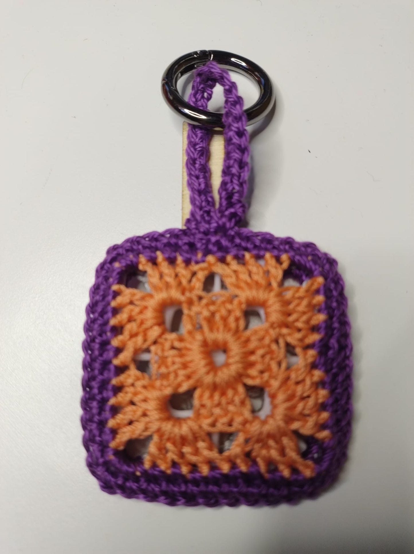 ‘Tiberio’ Portachiavi - Creatività e Stile in una Piastrellina