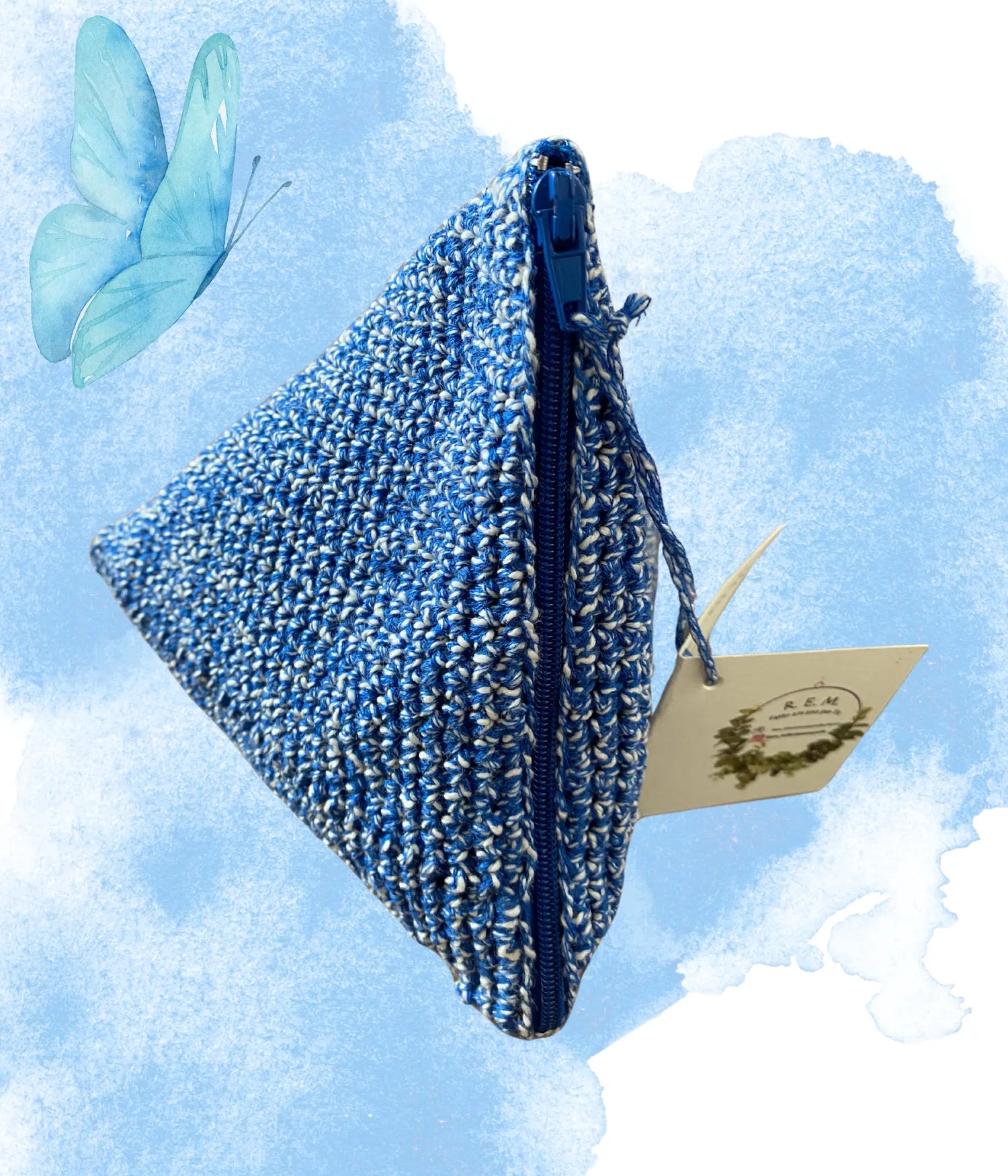 Scopri il fascino del nostro portatutto 'Piramide', una bustina all'uncinetto dal design alternativo. Realizzata in cotone con dettagli in metallo, misura 15cmX15cm ed è perfetta per conservare i tuoi piccoli tesori.