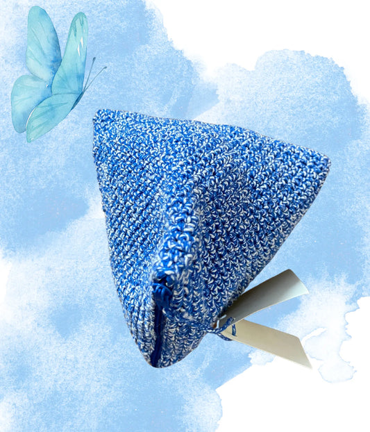 Scopri il fascino del nostro portatutto 'Piramide', una bustina all'uncinetto dal design alternativo. Realizzata in cotone con dettagli in metallo, misura 15cmX15cm ed è perfetta per conservare i tuoi piccoli tesori.