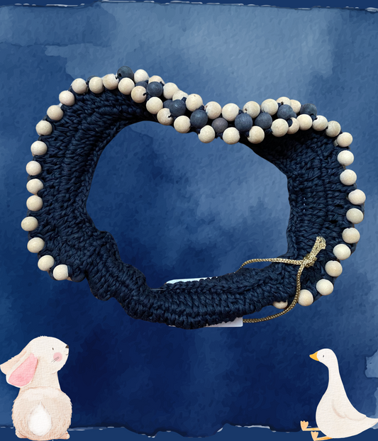 Scopri il nostro cerchietto elastico all'uncinetto, impreziosito da una decorazione in legno. Perfetto per un look naturale e comodo, realizzato a mano per un tocco unico.