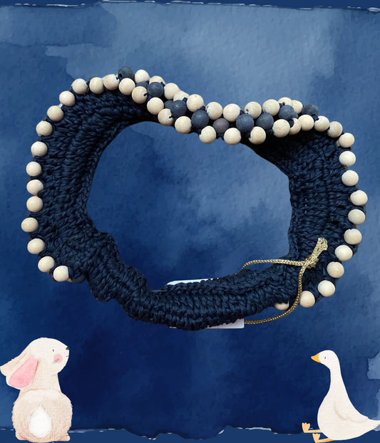 Scopri il nostro cerchietto elastico all'uncinetto, impreziosito da una decorazione in legno. Perfetto per un look naturale e comodo, realizzato a mano per un tocco unico.