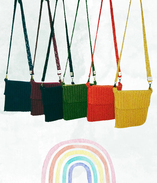 Esplora la versatilità con 'Chicchissima', la nostra borsa doppia in spighetta di cotone realizzata all'uncinetto. Perfetta per ogni occasione, trasformala da capiente a mini in un attimo.