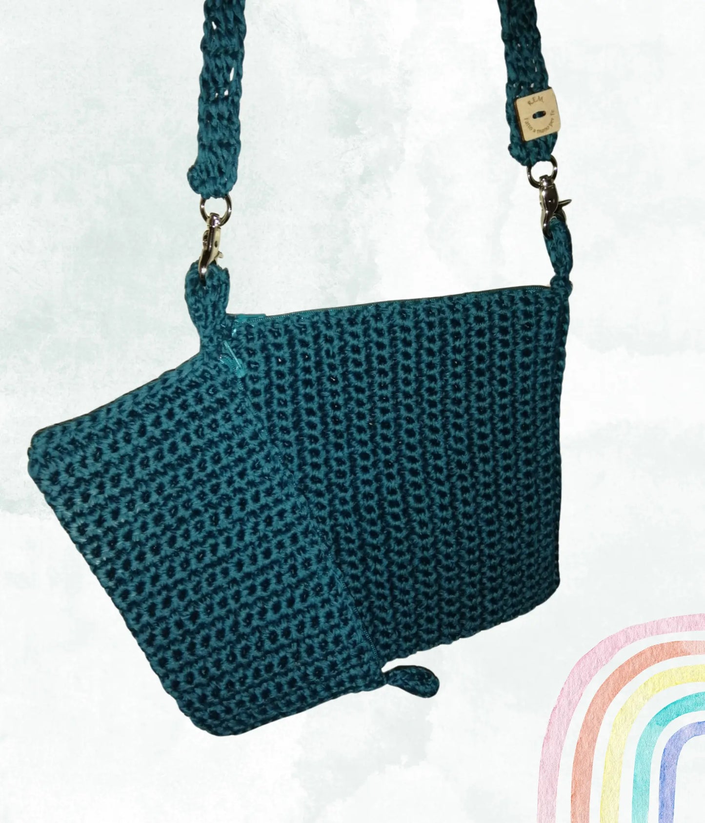 Esplora la versatilità con 'Chicchissima', la nostra borsa doppia in spighetta di cotone realizzata all'uncinetto. Perfetta per ogni occasione, trasformala da capiente a mini in un attimo.