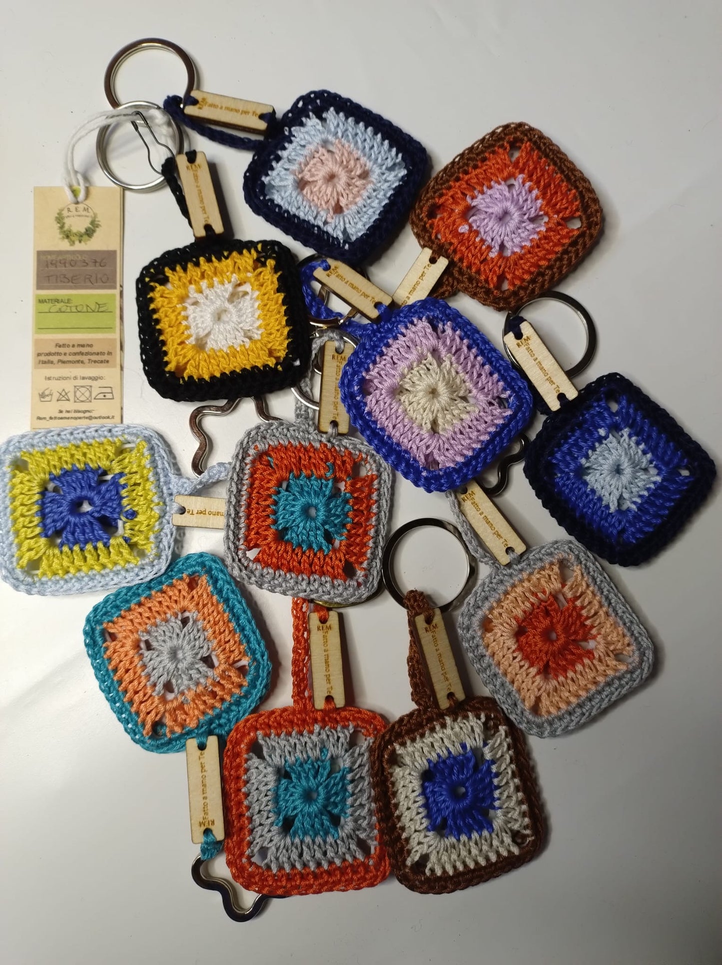 ‘Tiberio’ Portachiavi - Creatività e Stile in una Piastrellina